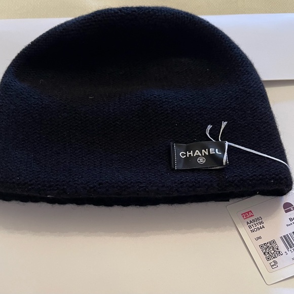 AUTHENTIC CHANEL BLACK/ LT BEIGE-BEANIE HAT AND GLOVES SET CC LOGO NEW WITH TAGS - Picture 4 of 8